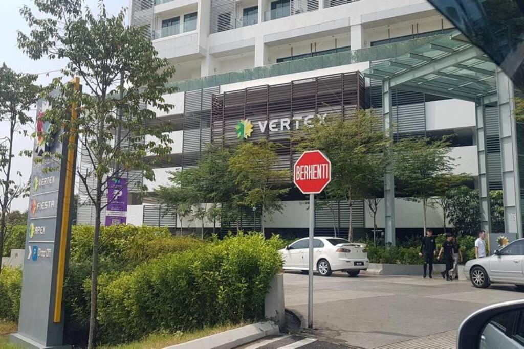 Cybersquare Lakeview With Netflix And Disney Hotstar سيبرجايا المظهر الخارجي الصورة